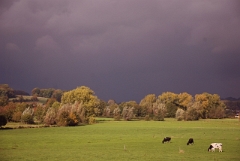  Donkere wolken boven het Geuldal in Zuid Limburg